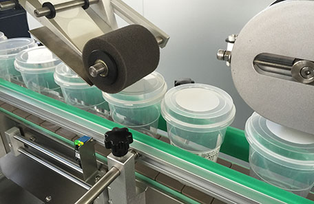 托盤平側面貼標機