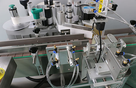 不規(guī)則瓶型定位貼標機