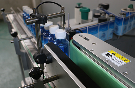 立式圓瓶滴管貼標(biāo)機(jī)