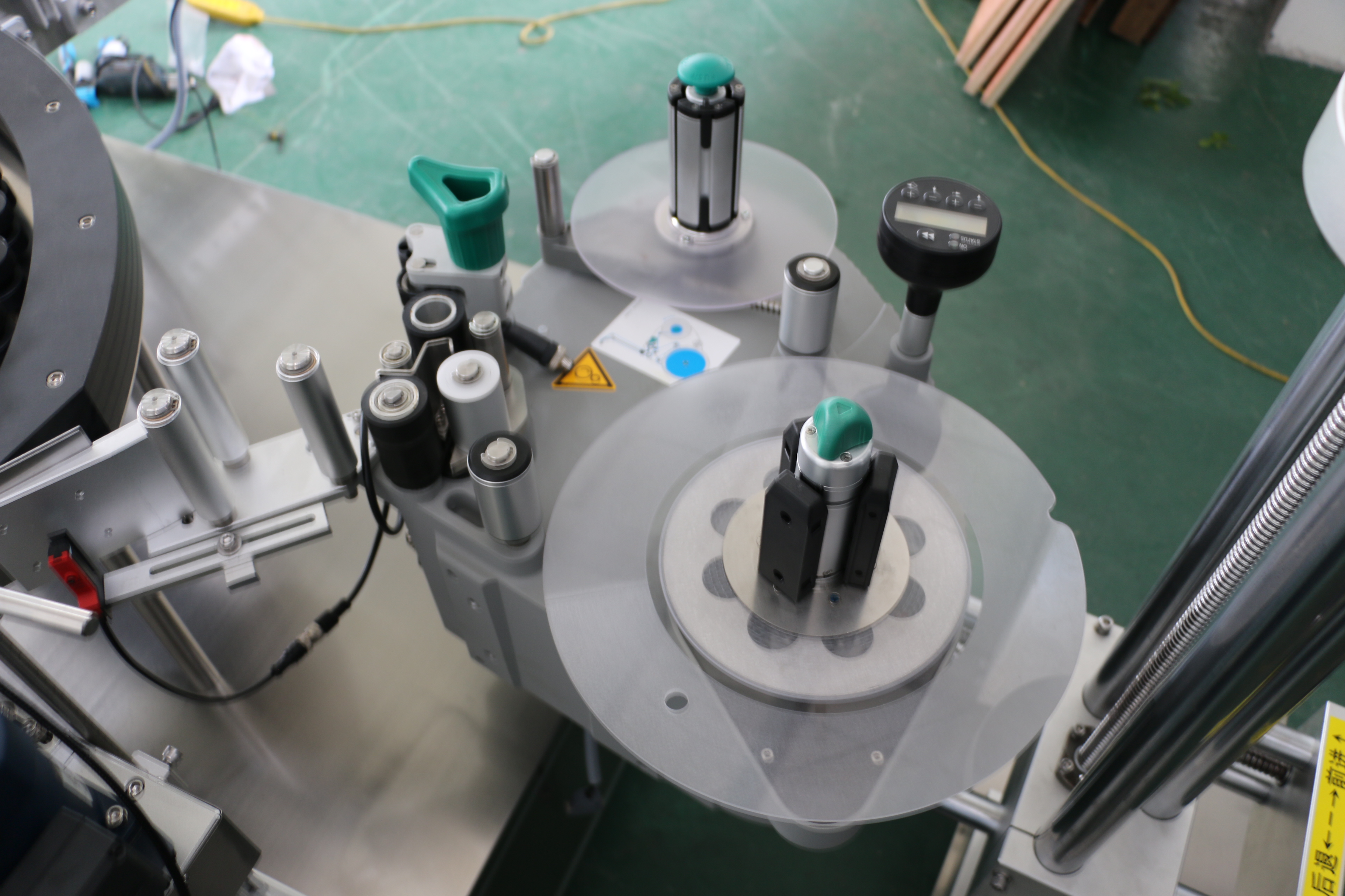 高速回轉圓瓶不干膠貼標機