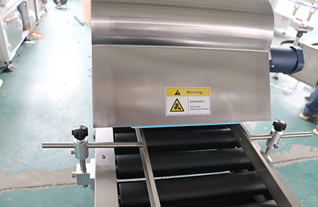 斜臥式香腸貼標機