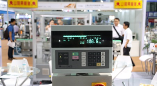 在線稱重貼標(biāo)機(jī)在市場上十分受到歡迎！